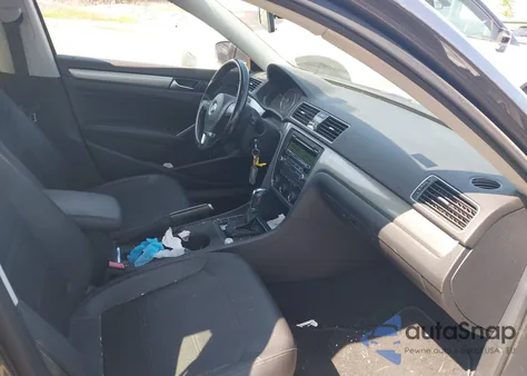 2014 Volkswagen Passat 1.8T Wolfsburg Edition z USA, uszkodzony, nr VIN 1VWAT7A31EC059218